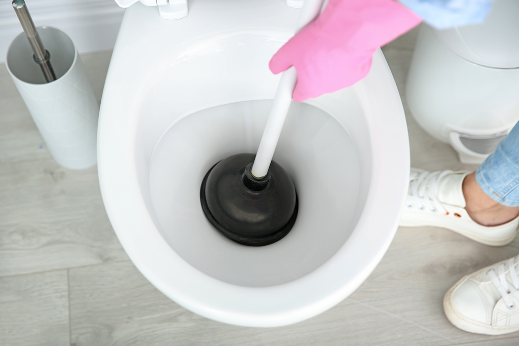 My Toilet Frequently Clogs: Should I Call A Plumbing Service? | Jacksonville, FL